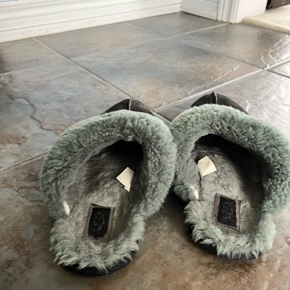 UGG Men Black Scuff Leather Slipper - Picture 5 of 5